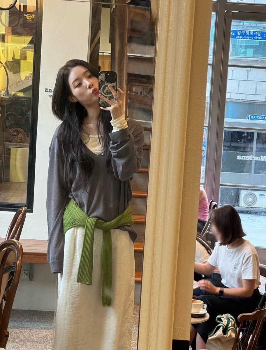aaammmk1's tweet photo. 링크를 통해 구매시 일부 수수료를 지급 받습니다.

⁀➷ 260830 배우 정채연 옷 정보
›  니트
🔗 https://t.co/mQRAmPY0UV
🔗 https://t.co/M4YQXUTbap
💡더라이 (THERYE)
Deep V-Neck Sheer Knit(Charcoal)

›  이너
🔗 https://t.co/8HMsniZMJz
🔗 https://t.co/158B5gUgjD
💡더라이 (THERYE)
Cotton Ribbed Sleeveless(Ivory)

›  가방
🔗 https://t.co/j5A0ROVPID
💡벨류엣 (VALLUAT)
Mari bag_Black

#아이오아이 #IOI #정채연 #JUNGCHAEYEON
