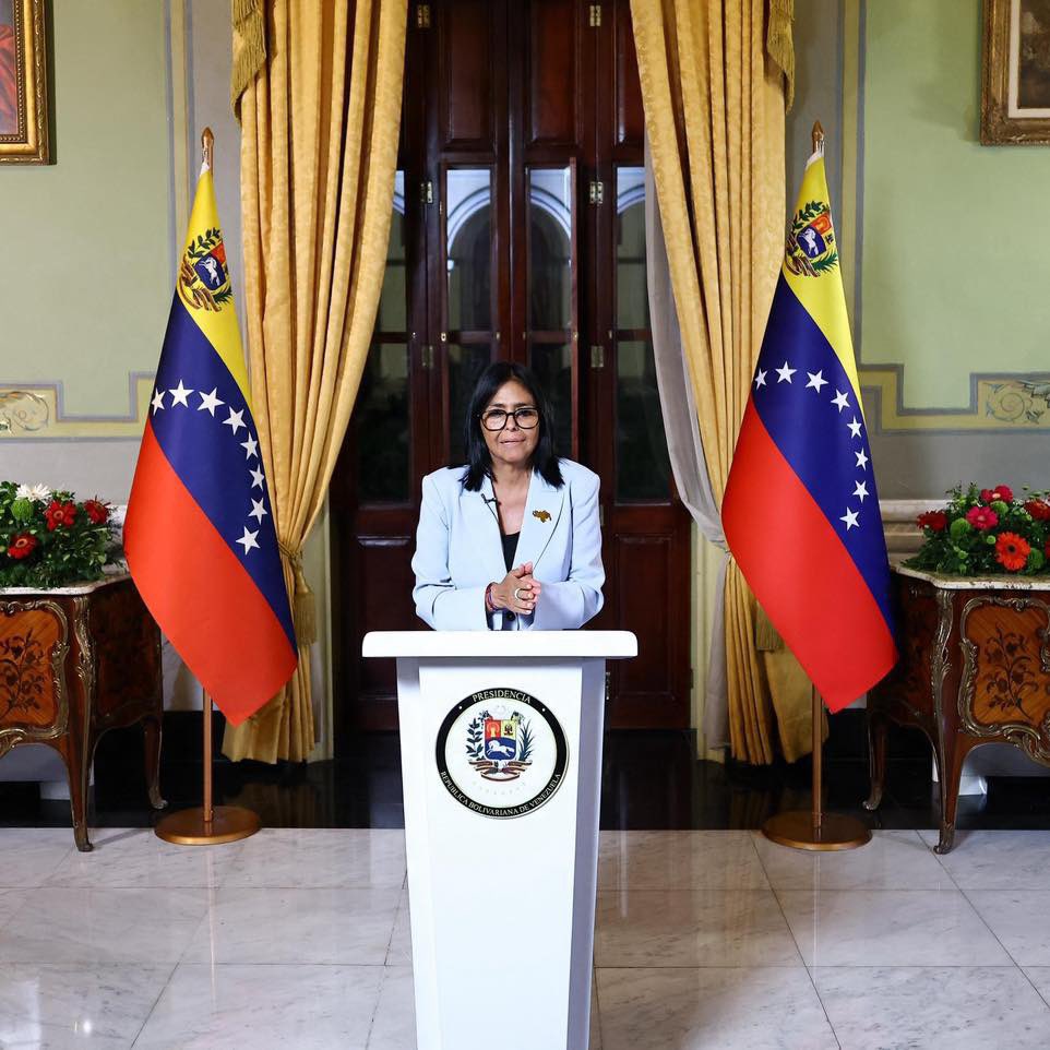 LBC_Hegemonia's tweet photo. No hay duda de que en Caracas hay una claudicación. Delcy Rodríguez fue la que quedó después del avance de Washington/Tel Aviv y quedó precisamente encargada de gestionar el coloniaje. A Delcy Rodríguez se le dio a elegir entre ser una cipaya y una administradora colonial o terminar como Maduro.

Delcy Rodríguez optó claramente por lo primero y eso es todo, hizo lo que ya había hecho toda clase dirigente argentina: claudicó, se abrió de gambas para zafar ella y su familia a expensas de la patria. No es tan difícil de entender, no hay intrigas intelectuales. Lo que hay es una simple opción por la cobardía.

Ahora bien, desde el punto de vista de los yanquis el “acuerdo” tampoco tiene, bien mirada la cosa, demasiada densidad. Los yanquis se quedan con el petróleo de Venezuela, un petróleo muy espeso y no muy bueno. Abundante, es cierto, pero no de muy buena calidad.

Para refinar el petróleo venezolano hay que hacer ingentes inversiones, lo que conduce a un segundo problema: Venezuela puede empezar a beneficiar a los yanquis solo en el mediano y en el largo plazo y solo si los yanquis meten mucha ficha primero.

Trump vende humo porque la nafta en los Estados Unidos está carísima y se le vienen las elecciones de medio término, en las que si pierde la mayoría en el Congreso los “demócratas” lo pueden destituir mediante un juicio político. Trump quiere que el electorado crea que el precio de la nafta y del gasoil va a bajar en el corto plazo.

Pero no, no va a bajar. Lo de Trump es lo que los propios yanquis llaman un avemaría, es una movida desesperada a ver si se logra revertir milagrosamente el escenario adverso que Trump creó al iniciar una guerra contra Irán a fines de febrero para darles el gusto a los Epstein de la vida.

Venezuela es hoy colonia por debilidad propia, colonia de un imperio que ya no tiene el músculo para colonizar a nadie más que a los cipayos de Sudamérica y solo porque a estos cipayos les gusta la genuflexión, se arrodillan más por placer que por necesidad.