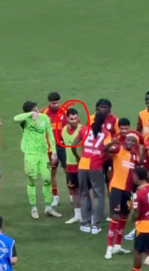 antifbbjk's tweet photo. Ka**ması olan futbolcu istemiyoruz ✅
burası kızlar takımı değil ✅
su torbası verelim çikolata verelim istemeyen çekip gidicek ✅
#Osimen gibi sahiplenen yok ,takımı ruhsuz futbolcu istemiyoruz !✅ https://t.co/UIQuCvj5K4