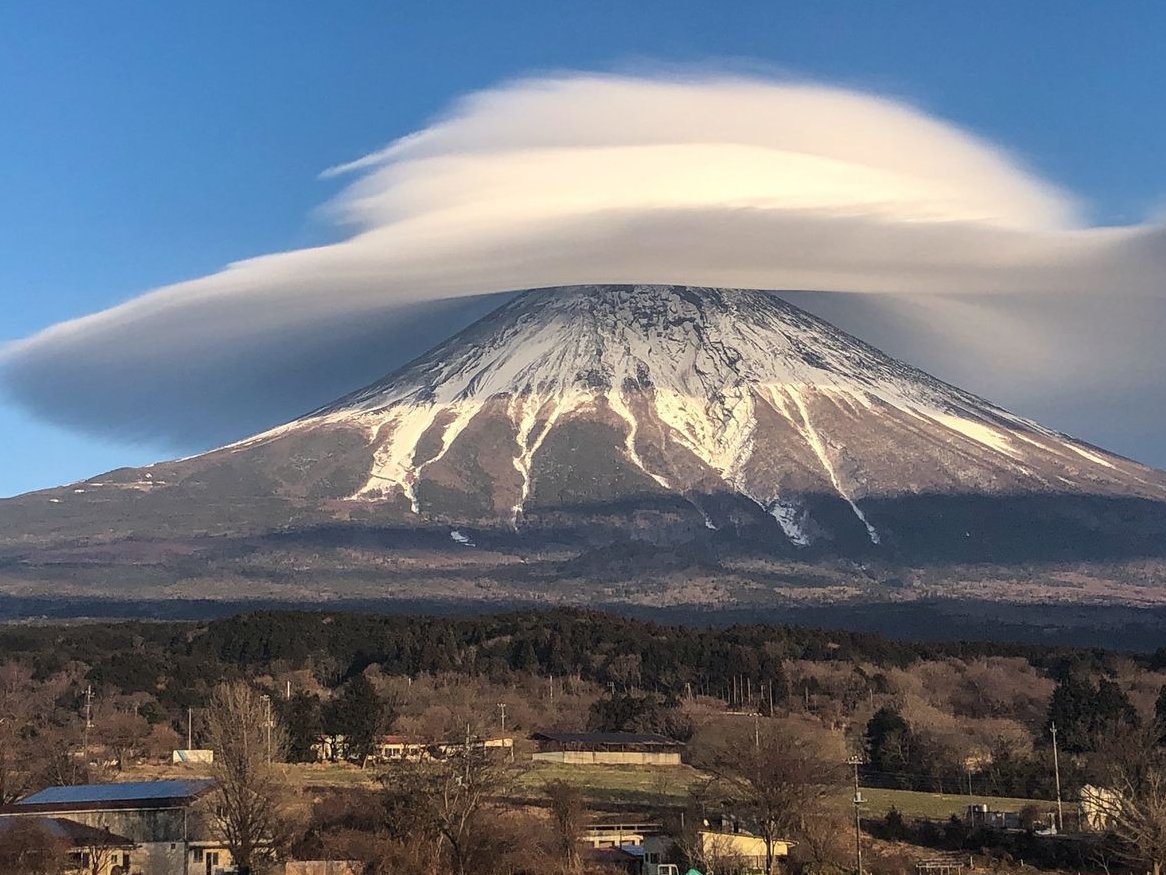 sizennaa's tweet photo. 富士山　笠雲
風まで感じる。 https://t.co/WoHafxwILB
