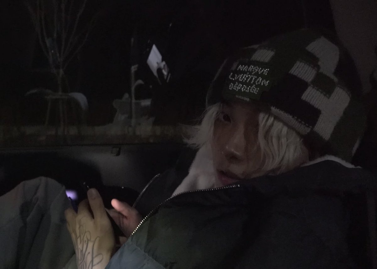 0hmyjunie's tweet photo. ก็เธอมีผมสีบลอนด์เป็นลอนทำใจผมไหวหวั่น 
Cause' I'm thinking about you 
แค่ยืนตรงนี้ก็ขาสั่น 
You got me weak 
ทั้งที่ความจริงผมโคตรจะก๋ากั่น https://t.co/daUZAm9TNm