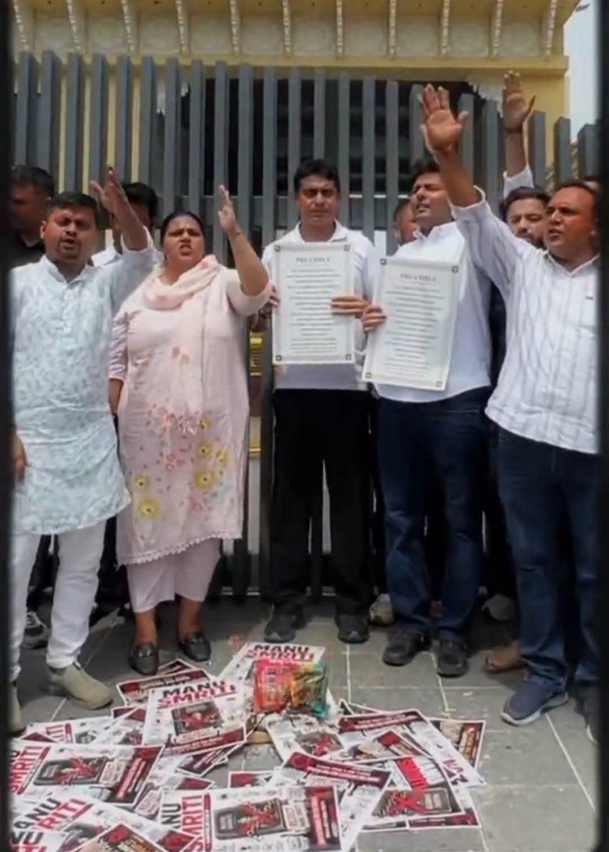 raviparmarIN's tweet photo. मनु स्मृति को जलाकर धुंआ धुआं कर दिया 🔥🔥

मलिकार्जुन खड़गे के अपमान के विरोध में आज युवा कांग्रेस द्वारा RSS हैडक्वाटर पर मनुस्मृति को जलाया गया,

इस किताब की किस्मत में सिर्फ़ जलाना लिखा है, यह दलितों पिछड़ों और महिलाओं के लिए नासूर है,

बाबासाहेब अंबेडकर ने इसे जलाकर देश पर उपकार किया था, मनुवादी लोगों को आने वाले समय में इस देश में मुंह छुपाने की भी जगह नहीं मिलेगी, 🔥🔥