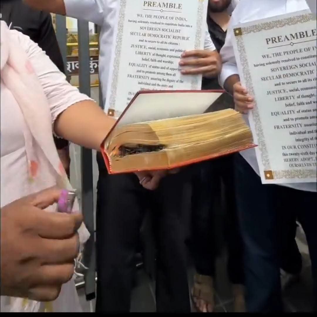 raviparmarIN's tweet photo. मनु स्मृति को जलाकर धुंआ धुआं कर दिया 🔥🔥

मलिकार्जुन खड़गे के अपमान के विरोध में आज युवा कांग्रेस द्वारा RSS हैडक्वाटर पर मनुस्मृति को जलाया गया,

इस किताब की किस्मत में सिर्फ़ जलाना लिखा है, यह दलितों पिछड़ों और महिलाओं के लिए नासूर है,

बाबासाहेब अंबेडकर ने इसे जलाकर देश पर उपकार किया था, मनुवादी लोगों को आने वाले समय में इस देश में मुंह छुपाने की भी जगह नहीं मिलेगी, 🔥🔥