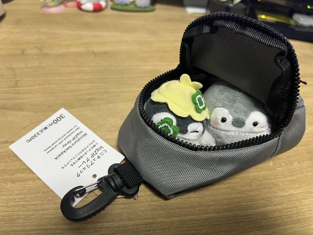 89_amnim's tweet photo. コウペンちゃん連れておでかけする用のミニリュックを買いました〜
コウペンちゃんが2人すっぽり入ります〜
最適なポーチ探して色々お店見てきたけど最適解が見つけられて満足！ https://t.co/bsRNFbFRdC