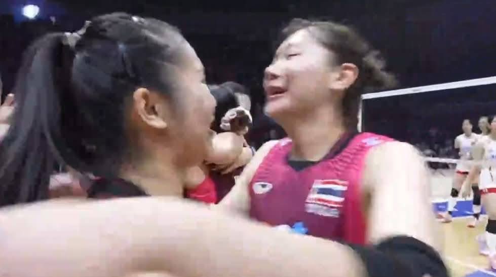 shopevtyw's tweet photo. สะใจมากพวกเธอออ 😭😭โอลิมปิกมี ลูกยางสาวไทย แล้วโว้ยยยย!!! 🏐🔥 รอมานานมากกกก ความฝันที่อยากเห็นสาวไทยไปโอลิมปิก วันนี้มันเป็นจริงแล้ว 😭🤍 เก่งมากกกกก ภูมิใจในพวกเธอที่สุด 🇹🇭🫶🏻 #วอลเลย์บอลหญิง https://t.co/QnaSTfInvO