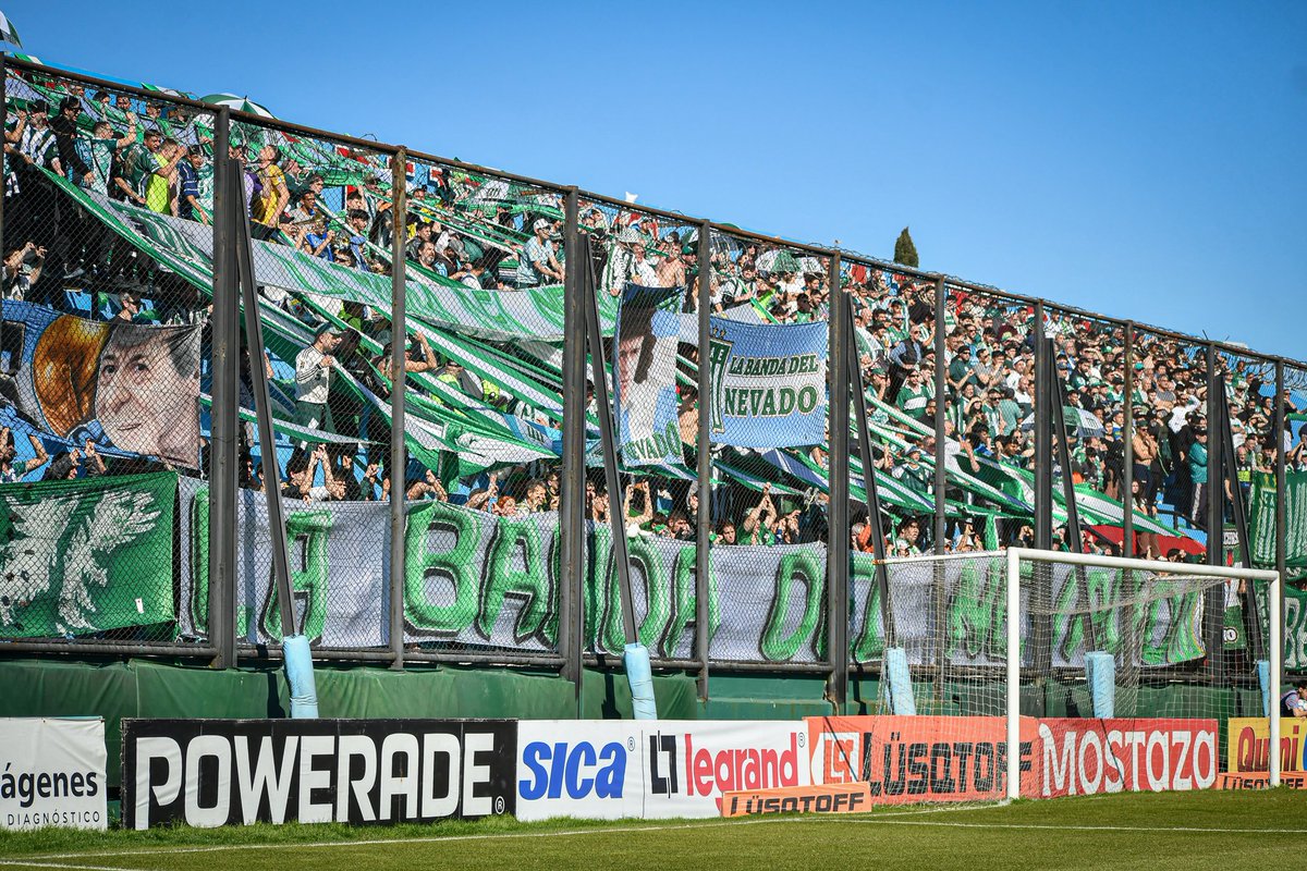 ExcursioOficial's tweet photo. ¡Una marea verde y blanca! Hasta el final Excursionistas 👏🏼💚

#SomosElBajoBelgrano 🇳🇬 https://t.co/KqvW6E6po6