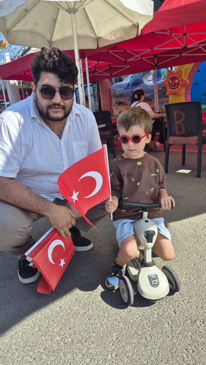 zpgenc59's tweet photo. 30 Ağustos Zafer Bayramı vesilesiyle Süleymanpaşa sahil alanında, Atatürk’ün çocuklarına bayrak; vatandaşlarımıza ise Çerçeve Yasa ile ilgili broşür dağıtımı gerçekleştiriyoruz. 🇹🇷 https://t.co/d9tGrHfK0t