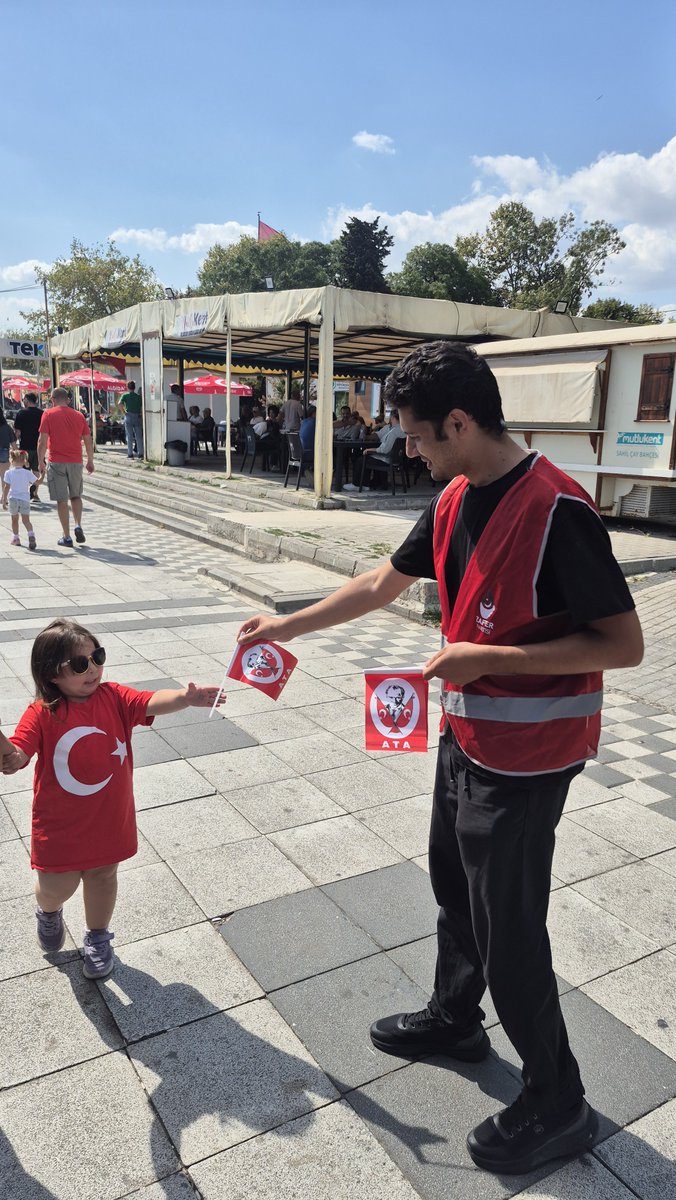 zpgenc59's tweet photo. 30 Ağustos Zafer Bayramı vesilesiyle Süleymanpaşa sahil alanında, Atatürk’ün çocuklarına bayrak; vatandaşlarımıza ise Çerçeve Yasa ile ilgili broşür dağıtımı gerçekleştiriyoruz. 🇹🇷 https://t.co/d9tGrHfK0t