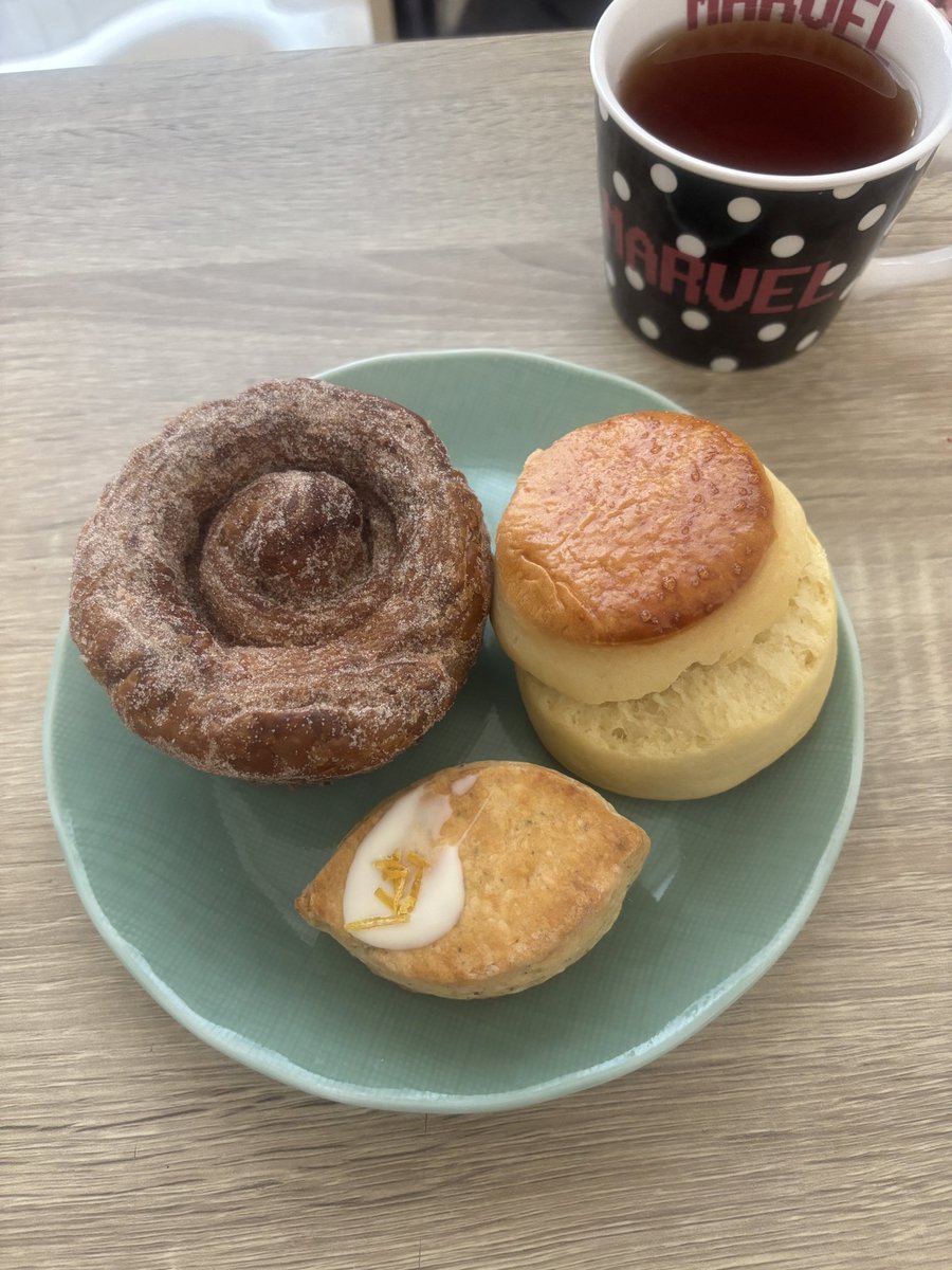 OtterJk's tweet photo. 英国展行ってきたー！！紅茶とスコーン仕入れて、歩き疲れてパブで飲んで(ウィンナーロールもおいしかった😋)、楽しかった✨️
 #英国展 https://t.co/A7cL0InHri