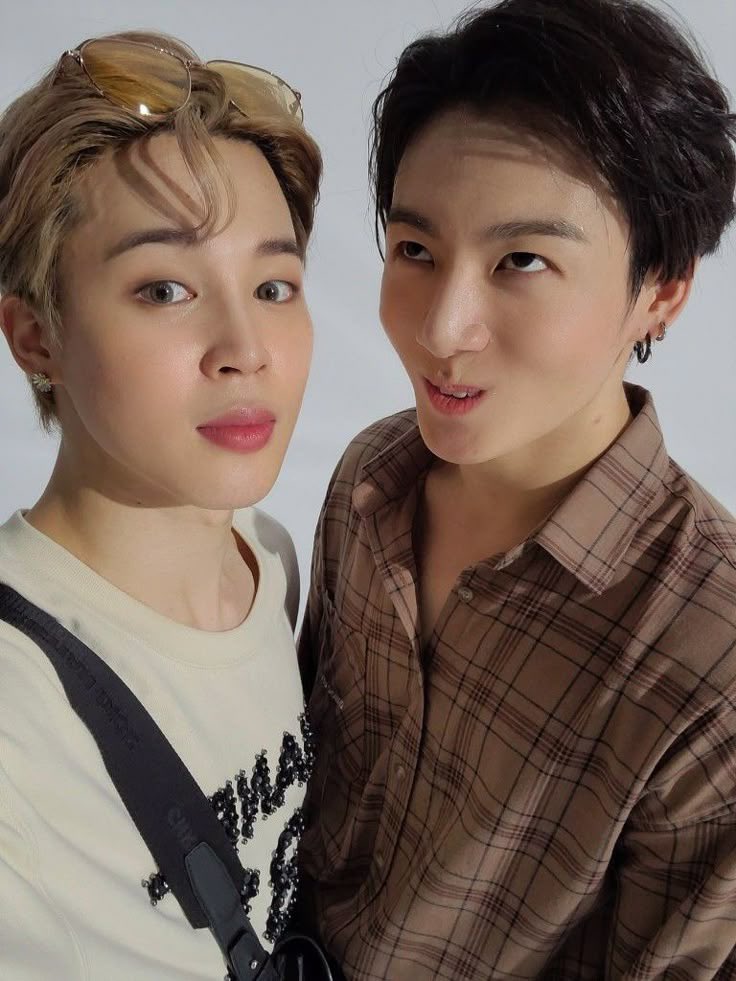 tteokoomi's tweet photo. jungkook and the baddie he bagged by simply being funny https://t.co/XBmUrt5ZQb