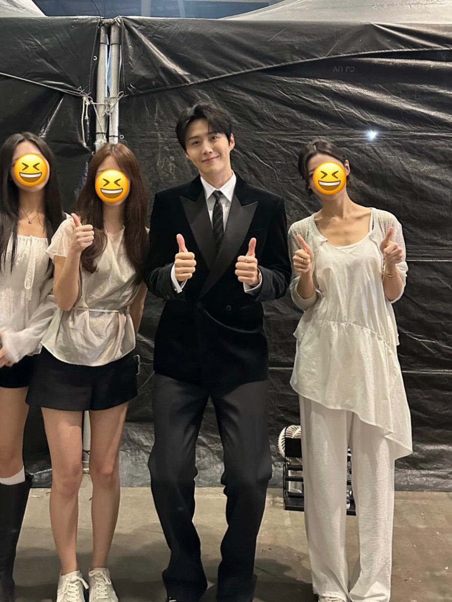 seon__holic's tweet photo. Kim Seonho the 2026 K WORLD DREAM AWARDS
His manner legs 🥹 https://t.co/71YiPglJrg