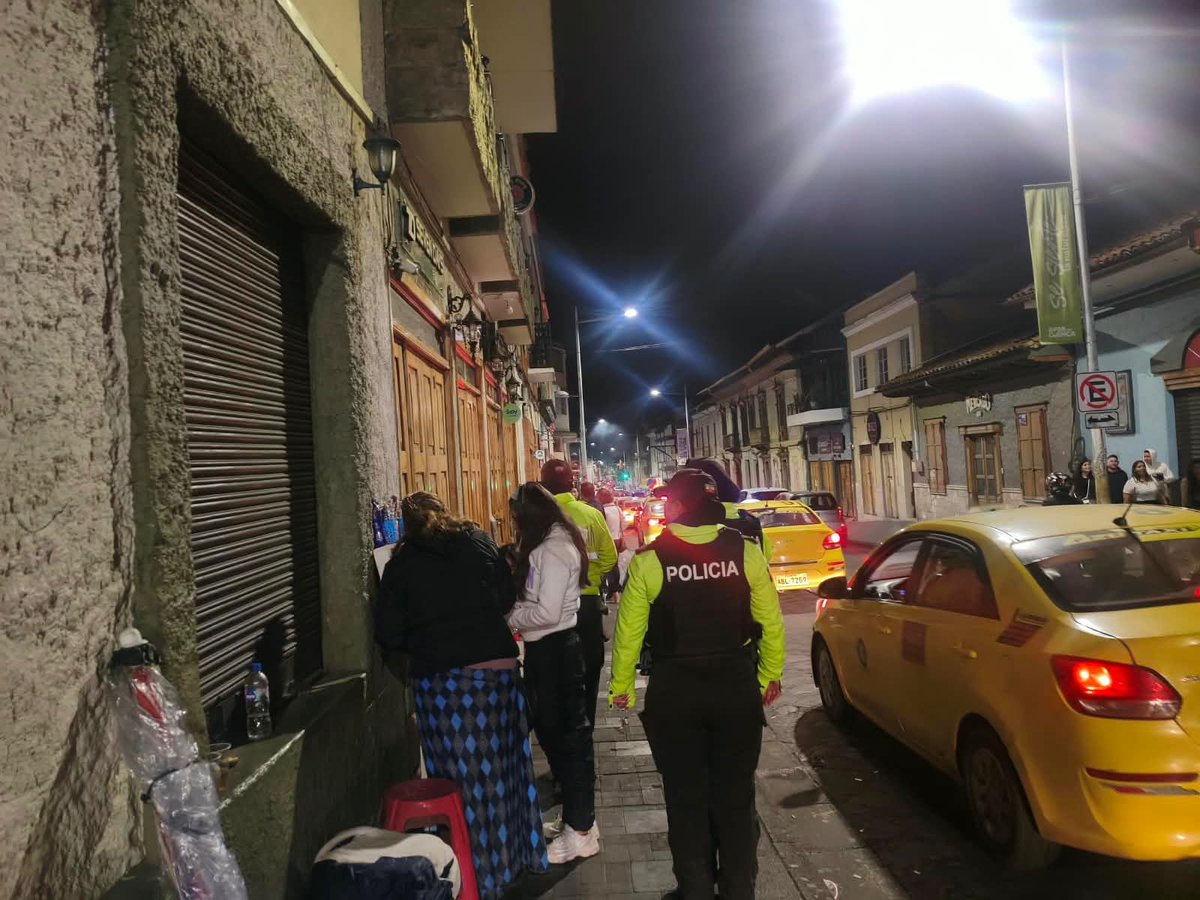 xbermudezlec's tweet photo. En el Barrial Blanco, Nueve de Octubre, Chola Cuencana, Terminal Terrestre, Rafael María Arizaga y Calle Larga, unidades policiales del Distrito Cuenca Norte ejecutaron intervenciones preventivas.

 Resultados:
• Registro de personas, vehículos y motocicletas.
• Decomiso de sustancias sujetas a fiscalización.
• Identificación de personas con antecedentes penales.

Continuamos fortaleciendo los operativos para prevenir delitos y fortalecer la seguridad de las familias cuencanas.