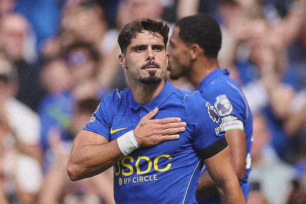 ChelseaFC_es's tweet photo. 💙 ESTE GESTO DICE MUCHO.

Pedro Neto está jugando como alguien que no quiere irse del #Chelsea.

Gol. Celebración. Mano directa al escudo. 🫡🔵

En medio de todos los rumores sobre su futuro, el portugués está respondiendo donde realmente importa: EN EL CAMPO.

¿Mensaje recibido, Xabi? 👀
PEDRO NETO QUIERE SER BLUE. 💙 #CFC