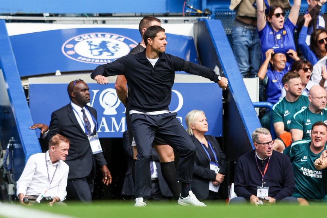 90Min_Prof's tweet photo. Chelsea are flying.

2–0 up against Brighton after just 14 minutes. Lavia and Pedro Neto with the goals.

André? No Emi Martínez is making his Chelsea debut today too.

Xabi Alonso’s Chelsea are making a statement early. Brighton have barely had time to settle. 

#Chelsea #PremierLeague