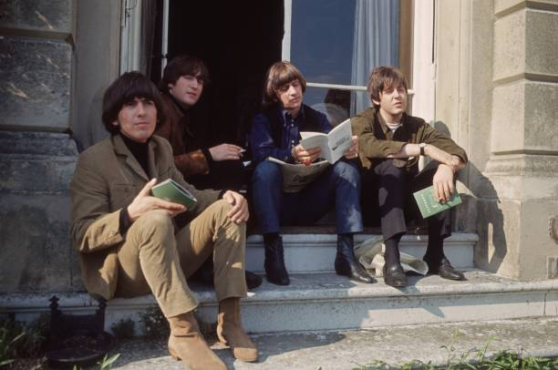 BeatlesArchive2's tweet photo. The #Beatles, sitting on a step at Cliveden House in Buckinghamshire during the filming of 'Help', 1965.
📷 Robert Whitaker https://t.co/dqAaNbiafR