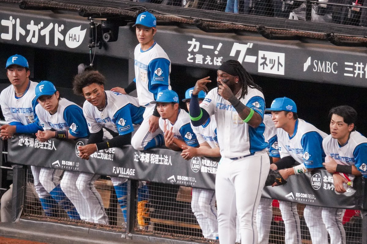 ybaseball6's tweet photo. ワタシミタ！100%ホームラン！
ゼッタイハイッテル！！

リプレイ検証後…
隅っこで隠れて照れてる大男がいました😂

何はともあれ今日も逆転勝利！
ナイスゲーム！ https://t.co/gwHmTSIRkG