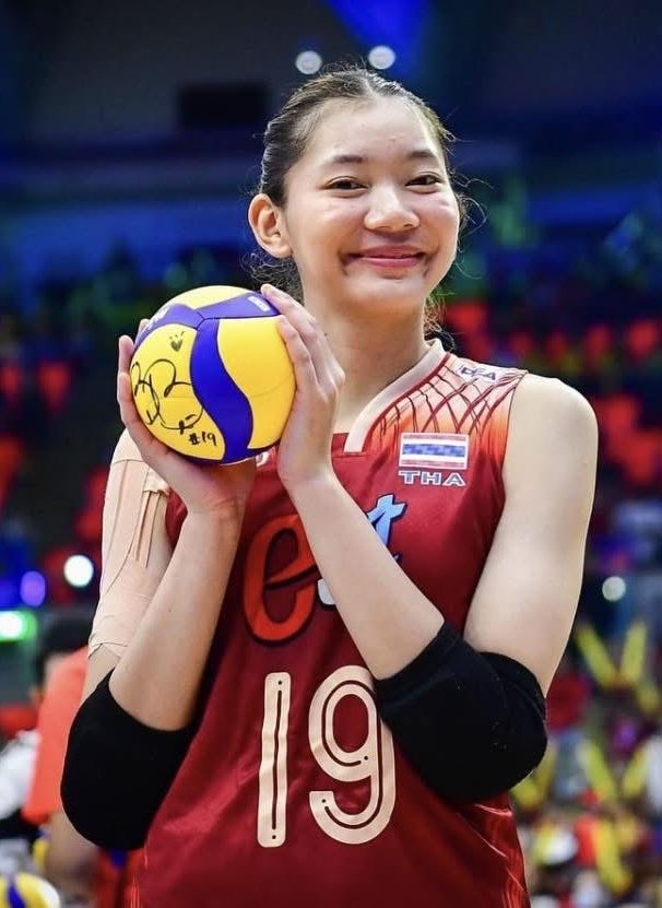 itfeelstory's tweet photo. วันนี้ขออวยทัดดาวบุ๋มบิ๋มออมสิน ทัดดาวนี่ตัวเปลี่ยนเกมเลย บล็อคลงหลายลูกมาก บุ๋มบิ๋มก็ตามเก็บบอลให้ตลอด ส่วนออมสินขอให้ mvp ตบจมๆ ให้ไทยได้แต้มหลายแต้มเลย #วอลเล่ย์บอลหญิง #วอลเล่ย์บอลไทย https://t.co/jnTp1jJZZ2