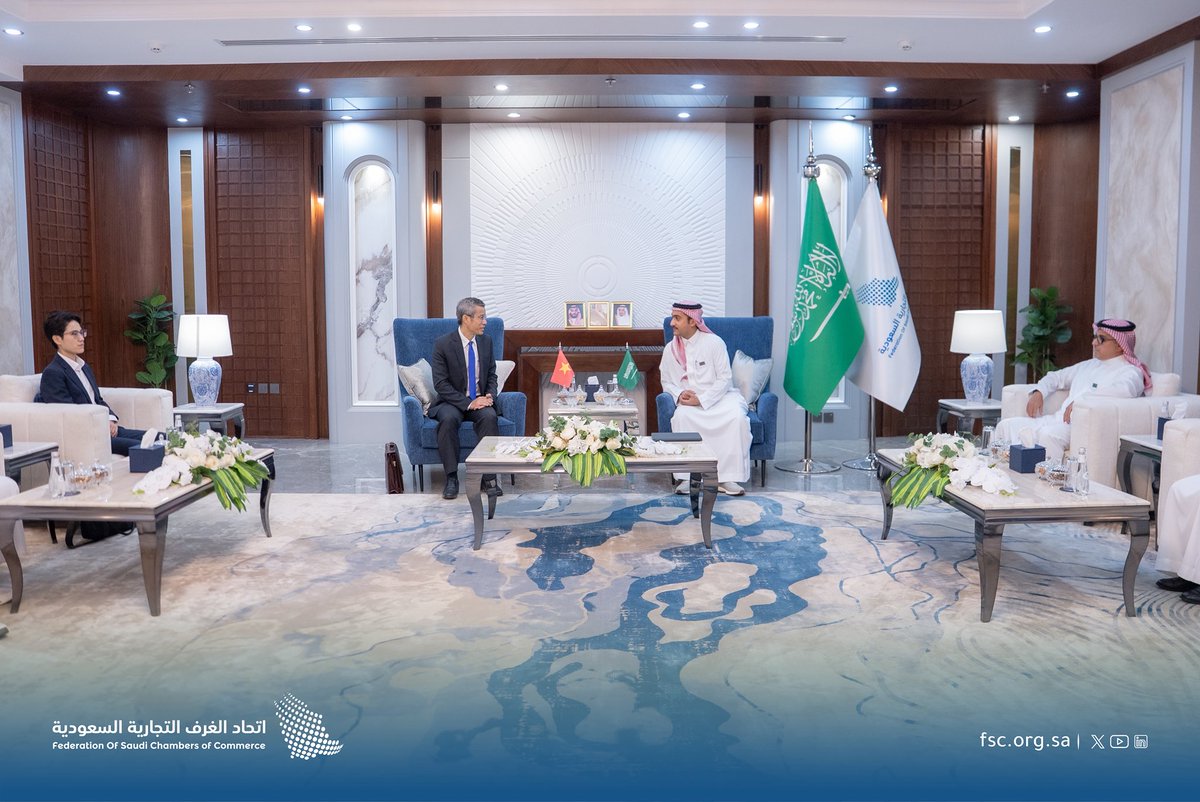 FSC_KSA's tweet photo. عقد مجلس الأعمال السعودي الفيتنامي في #اتحاد_الغرف_السعودية اجتماعًا برئاسة الأستاذ أحمد الذييب، رئيس المجلس، وبمشاركة سفير جمهورية فيتنام لدى المملكة السيد هوانق هو آنه. 

وجرى خلال الاجتماع بحث سبل تعزيز التعاون والشراكة بين قطاعي الأعمال في المملكة وفيتنام، واستعراض الفرص الواعدة لتنمية العلاقات التجارية والاستثمارية، بما يسهم في توسيع آفاق التعاون الاقتصادي بين البلدين الصديقين.