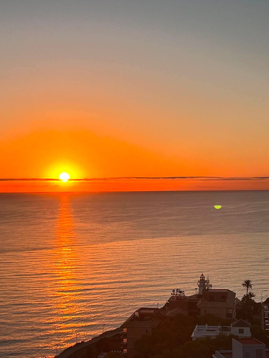 MeteoCullera's tweet photo. Final de agosto con noches más agradables y calor soportable por el día. 22° en #Cullera a primera hora y 27° ahora, con brisa del SE. Mañana lunes sin cambios. Martes, quizá con alguna gota. Amanecer de hoy desde #ElFaro (A. Cortés) y #StAntoni (J. M. Esplugues y C. Palomares). https://t.co/AQ0IjrYOAj