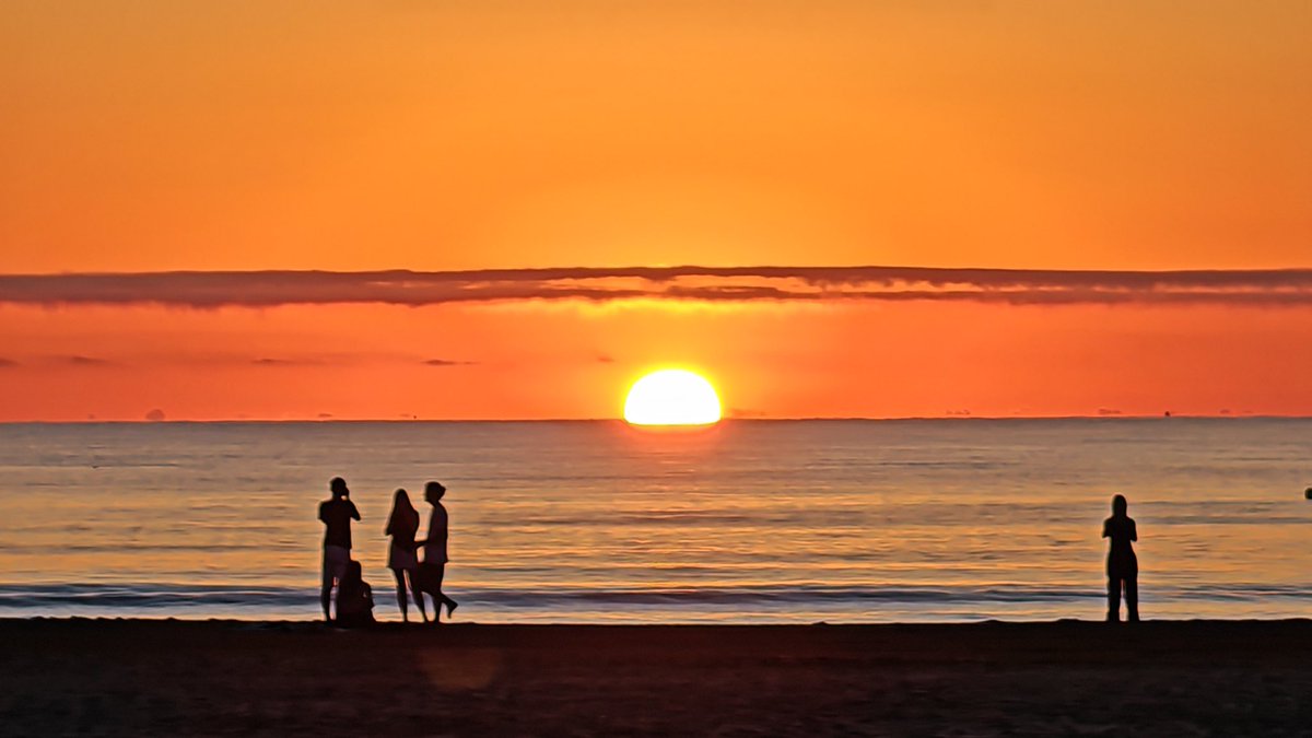 MeteoCullera's tweet photo. Final de agosto con noches más agradables y calor soportable por el día. 22° en #Cullera a primera hora y 27° ahora, con brisa del SE. Mañana lunes sin cambios. Martes, quizá con alguna gota. Amanecer de hoy desde #ElFaro (A. Cortés) y #StAntoni (J. M. Esplugues y C. Palomares). https://t.co/AQ0IjrYOAj
