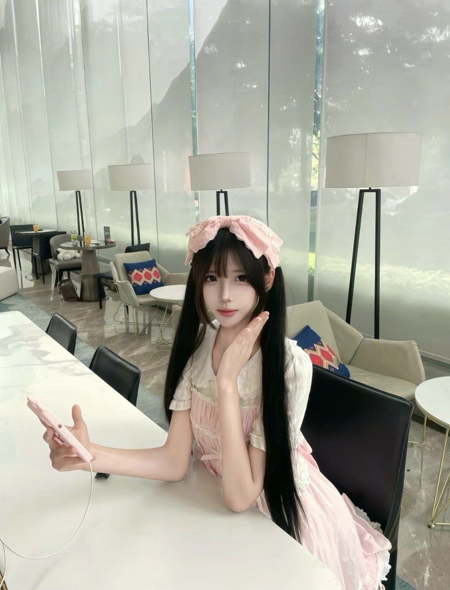 ModelTue's tweet photo. 开始上供哦！！ 

有人想锐评一下女大的福吗？ 

赶紧看，我要删了 https://t.co/STU32xJfzz