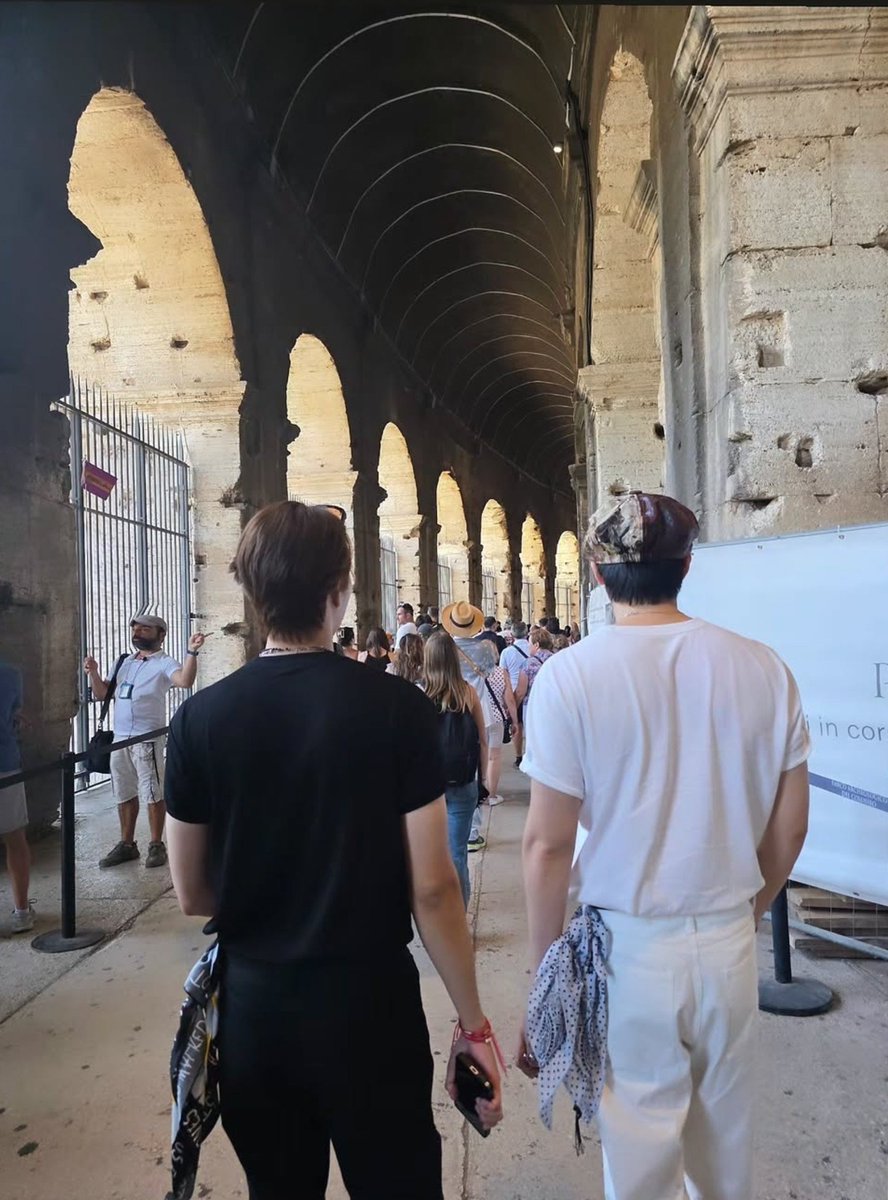 ergoquerencia's tweet photo. strolling through rome in matching all-black and all-white fits 😭

#skynani #สกายนานิ https://t.co/HPDrlhFrf2