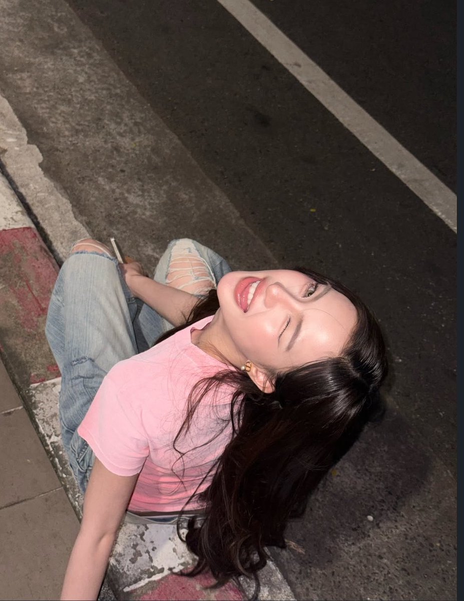 iluvblejie's tweet photo. M: ตั้งแต่เลิกกัน เธอดูสดใสขึ้นนะ
P: ชีวิตคนเราก็ต้องเดินหน้าต่อไป จะให้จมอยู่กับอดีตก็ไม่ไหวหรอก อีกอย่างคนที่ทิ้งเราไปก็คือเธอ
M: เธอเก่งจังเลยนะ ขนาดเรายังอยู่ที่เดิมไม่ยอมไปไหนสักที บอกเลิกเองแต่กลับเจ็บเอง 
…
เติมขมบ้างไรบ้าง😆 https://t.co/mxlJ5nX1aW