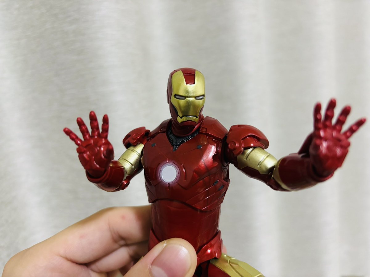 cinema616's tweet photo. 5分でちゃちゃっとペイントしてみた！
100均のペイントマーカーだからそんなに細かく塗れないけど、メタリックな質感が出たし、愛着が湧く！
#マーベルレジェンド
#marvellegends
before                                                    after https://t.co/oQridgWukQ