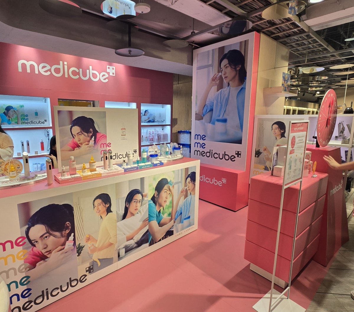 CeAogE4Ootc9S2o's tweet photo. #medicubePOPUP
行ってきました
初日も行ったけど購入特典バッグは品切れ中だったから
リベンジ✨
無事トナーパッド購入してパッド携帯ケース&amp;購入特典バッグゲット
他にも気になったけど
原宿のPOPUPとQoo10メガ割もあるから又の機会に🥰
蓮くんだらけの空間素敵
#目黒蓮 https://t.co/xNzgZnfVuJ