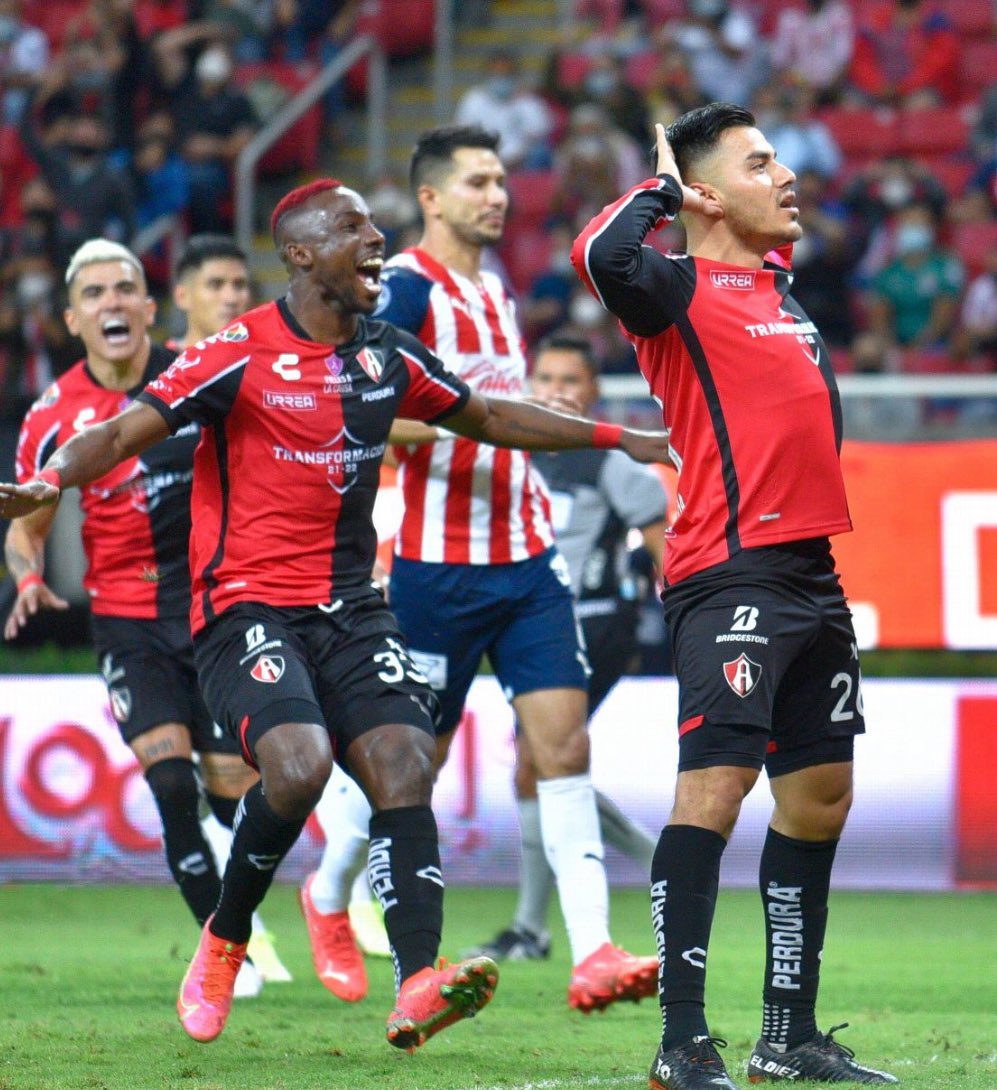 pincheJules's tweet photo. El de los momento importantes, el que da la cara cuando las papas queman, sin él, la historia hubiera sido diferente. Algún espacio debe tener en este equipo, quizá no de titular, pero no pueden ser tan mal agradecidos hijos de puta de memoria corta. Bendiciones https://t.co/N22jpjll0N