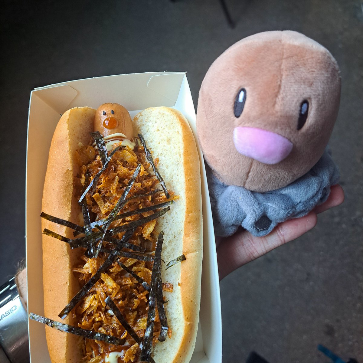 lommemonstre's tweet photo. Hvis det er noen Lommemonstre-fans i Oslo-området, kan vi sterkt anbefale å besøke @houseofnerds_no i dag og nyte en saftig "Diglett Teriyakidog" fra Hotto Doggu og diverse andre Pokémon-festiviteter! 😋🤩 https://t.co/S6N7xPi8fk