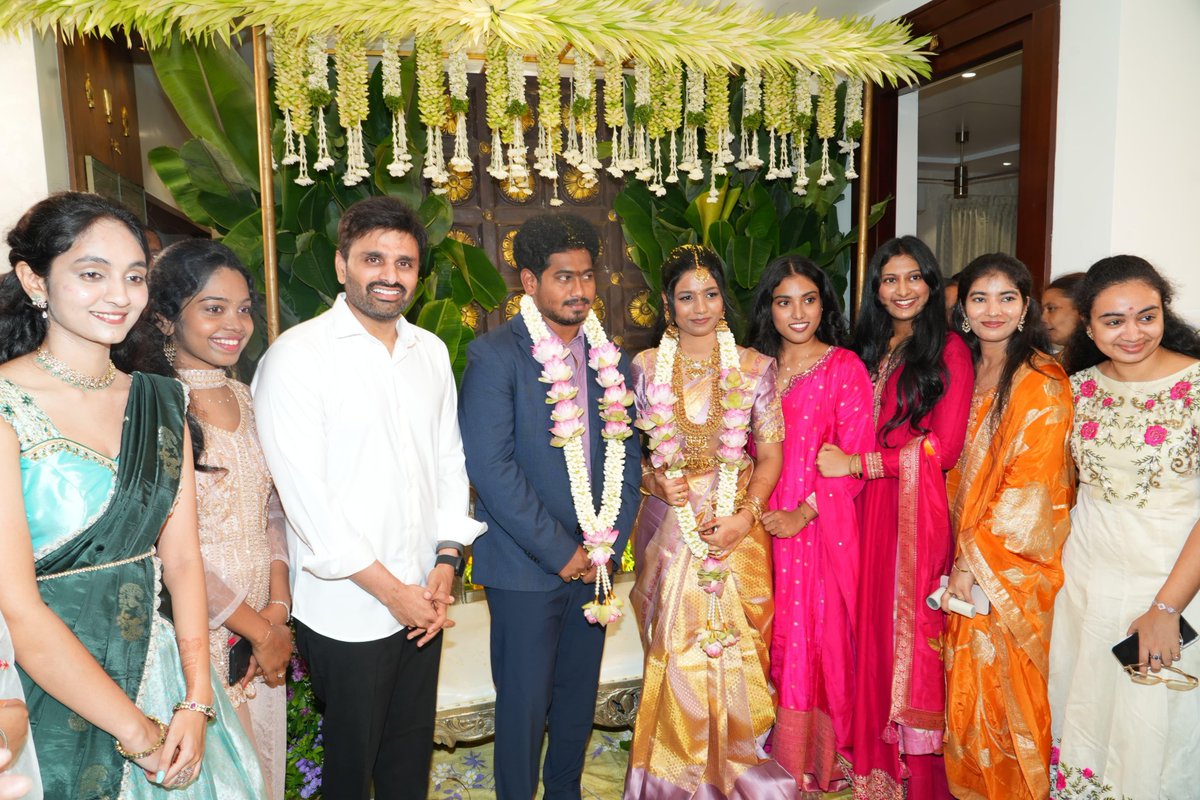 MaheshKumarOfc's tweet photo. సాయంత్రం ఏలూరు పట్టణం, చాటపర్రుకు చెందిన టీడీపీ స్థానిక నేత, మాజీ ఏఎంసీ చైర్మన్ పూజారి నిరంజన్ గారి కుమార్తె నిశ్చితార్థ వేడుకకు హాజరై కాబోవు దంపతులను ఆశీర్వదించి, శుభాకాంక్షలు తెలుపడం జరిగింది.
#puttamaheshkumar
#ncbn #naralokesh
#eluruparliament
#TeamPMK https://t.co/e8Nll9vvMe