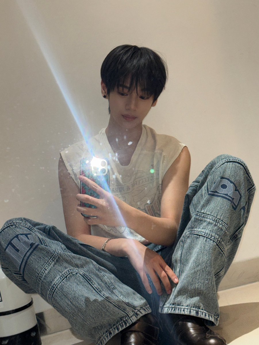kiir0rit0riddu's tweet photo. 뚜는 이렇게 이쁜 바지를 두고 왜 만신창이가 된 바지를 입엇을꼬… https://t.co/jNXgwRuBmN
