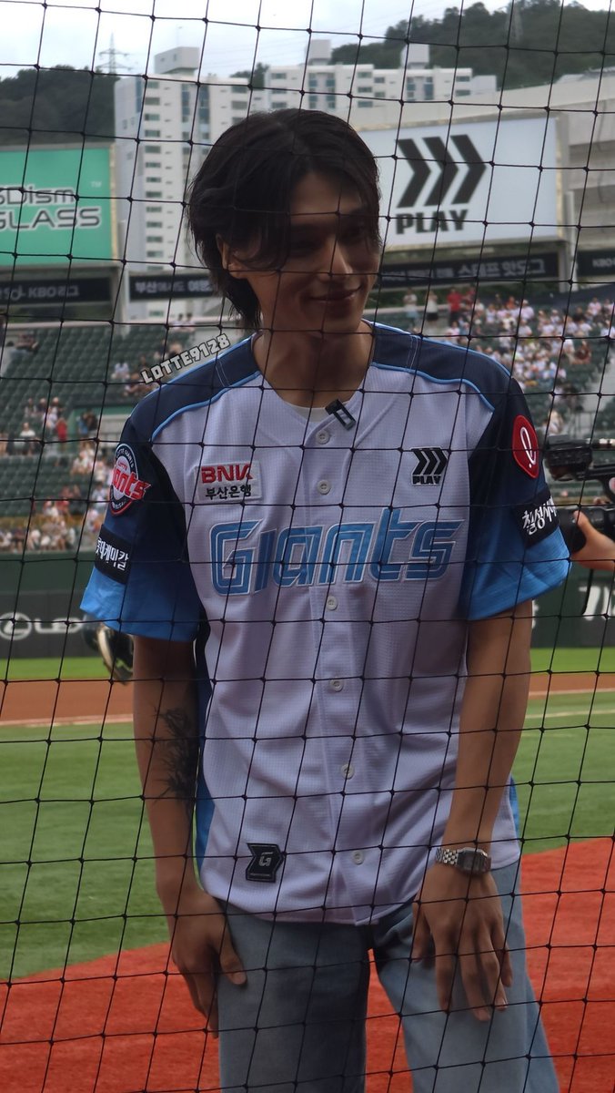 JWYcomfort's tweet photo. 260830 롯데 시구 Lotte Giants First Pitch 

Wooyoung's honey skin 

#ATEEZ #에이티즈 #WOOYOUNG #우영 https://t.co/DQvN6JtwJT