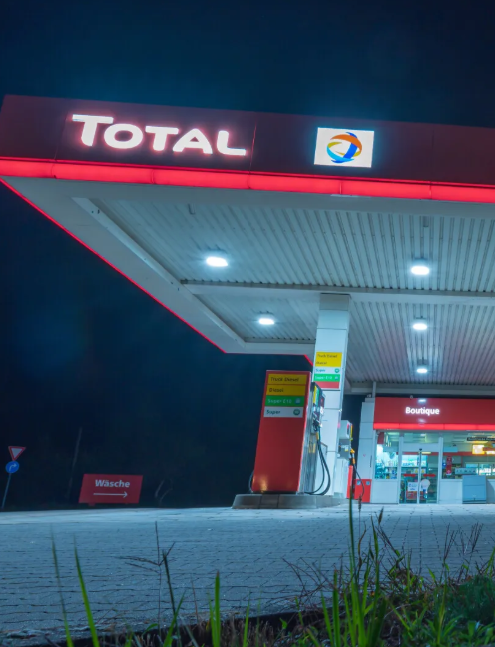LeaBourseFR's tweet photo. Le PDG de Total vient de déclarer :

« S’il y a une taxation des superprofits, il n’y aura plus jamais de plafonnement des prix de l’énergie. »

LFI parle de chantage. 😞

En réalité, le raisonnement du PDG est parfaitement cohérent.

→ TotalEnergies accepte de modérer ses prix en 🇫🇷 quand ses marges le permettent.

→ En échange, l’État maintient une fiscalité suffisamment prévisible pour que l’entreprise puisse investir dans la production future.

C’est ce type d'équilibre qui a contribué à maintenir l’énergie française compétitive pendant des décennies.

Pourquoi une entreprise accepterait-elle de modérer ses prix en période de crise... si l’État capte ensuite ses marges lorsque les prix remontent ?

L’histoire montre d’ailleurs le risque.

En 1973, les 🇺🇸 ont plafonné les prix du pétrole pour protéger les consommateurs. Résultat : la rentabilité de la production domestique a chuté, aggravant les pénuries et les files d’attente.

L'🇪🇺 a fait pareil en 2022 avec la taxe sur les superprofits énergétiques... et s'est étonnée que les investissements dans la production d'énergie aient ralenti. 

On ne peut pas à la fois plafonner les prix quand ça arrange l’État et taxer les profits quand ça arrange l’État, sans modifier les incitations des producteurs.

L’économie finit toujours par présenter la facture.