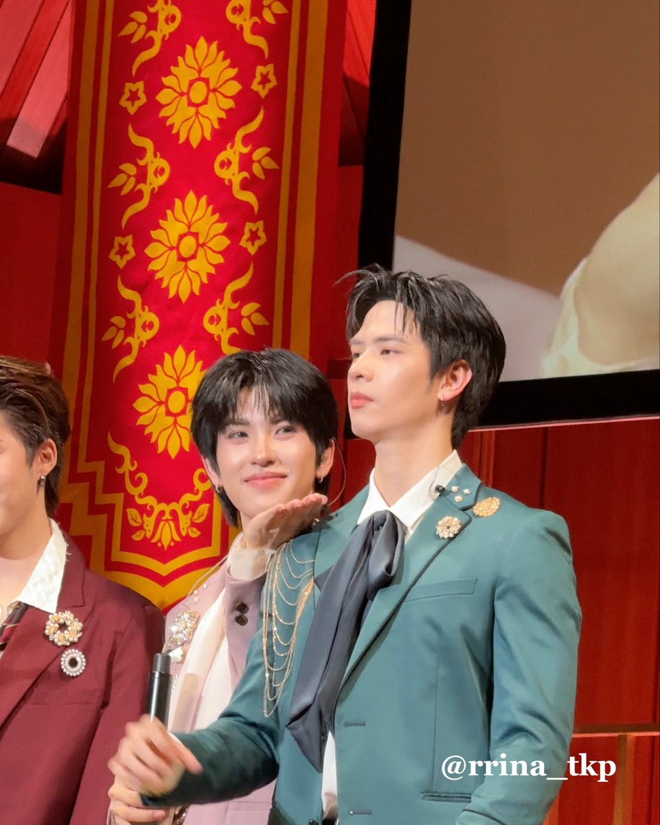 rrina_tkp's tweet photo. みんなに見て欲しい！！この尊すぎるお2人のスリーショット！！！

🦖:顔乗せてくれるかな、乗せてくれるかなニコニコニコニコ💭💁
↓
🦖:乗せてくれた！キメ顔しなきゃ！キラッ✨😎
↓
🦖:やっぱり乗せてくれた！嬉しい！ニコニコニコニコ☺️

((((もうずっとニコニコなぴきむ可愛いしスマートに対応できちゃってすぐキメ顔するらてさんもカッコよくて完璧ですこのお2人ラブ🫶🏻🫶🏻🫶🏻

#LatteKimHeartBeatsinJapan
#LatteKim  #ลาเต้คิม #LUATFMinJapan