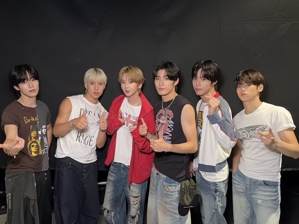 82MAJOR_231011's tweet photo. [📷]
#에이티투데이_260830

[82Office : Vacation in SHANGHAI DAY 2]

📋 업무 종료 보고

함께해 주신 82DE 주주님들 덕분에
82 Office : Vacation in SHANGHAI 마지막 업무도 성공적으로 마무리했습니다.

참석해 주신 SHANGHAI 82DE 주주 여러분께 진심으로 감사드립니다🙇‍♂️

#82MAJOR #82메이저 #에이티투메이저
#82Office_Vacation