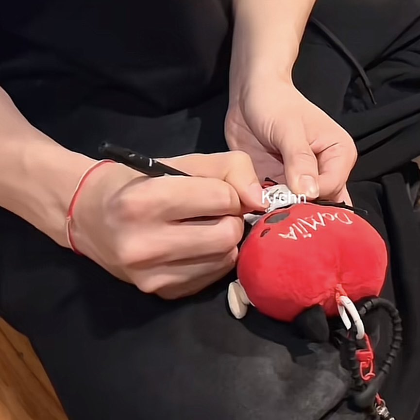 MT9397B's tweet photo. แค่มือกุก้เสียสติ😭🔫 https://t.co/XvknS726iK