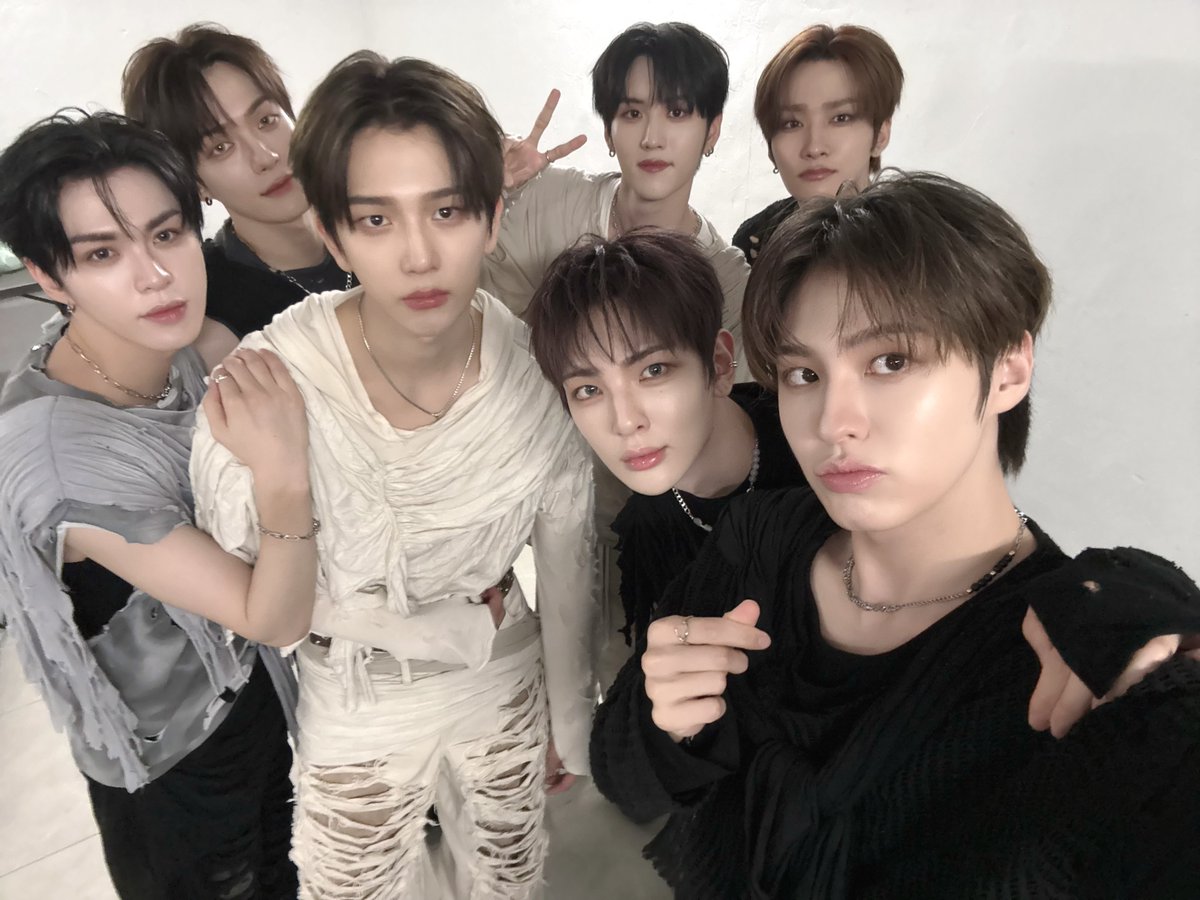the_EPEX's tweet photo. [🎁]
오랜만에 온 홍콩에서 제니스와 함께한 4th CONCERT 종료💫
우리 다음에 또 만나요💞

#EPEX #이펙스 #Eight_Apex #EPEX4thCONCERT #ECHO #위시 #뮤 #아민 #백승 #에이든 #예왕 #제프 https://t.co/FcudYpmRaS