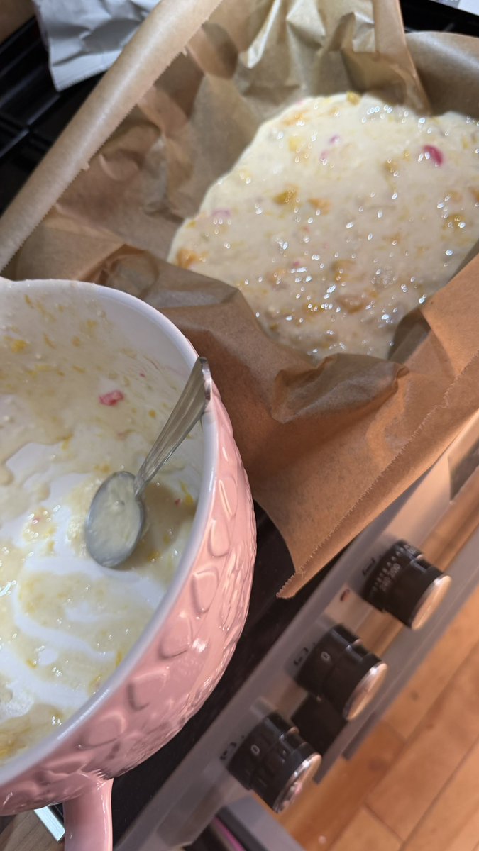 flouncyflopper's tweet photo. Making Dolly’s cake https://t.co/3L6R8dFZQn