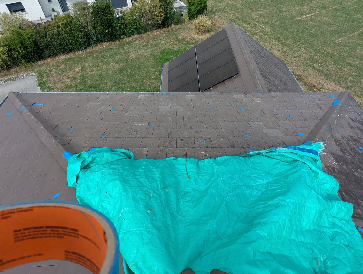 Charles_c25's tweet photo. Bilan de l'#orage #supercellulaire qui s'est abattu sur nous jeudi dernier :
- peut-être pas loin de 300 tuiles HS
- deux volets à changer (1 cassé, 1 endommagé)
- table du salon de jardin HS
- gouttières martelées
- 3 panneaux PV à surveiller
- liner piscine percé
#lucky ... https://t.co/CsOJVpN6az