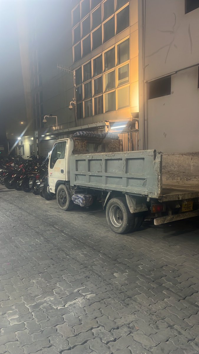 shuibs's tweet photo. ދާދި ދެންމެ މި ލޮރި ސައިކަލް ޒޯންގަ ޕާކު ކުރުމަށް ސައިކަލްތައް ކޫއްތާ ދަމާ އޭގެ ހުންގަނުތައް އަނބުރާ އެއަށް ގެއްލުންވާ ގޮތަށް ދުރަށް ލާފަ ޕިކަޕް ގަވާއިދާ ޚިލާފަށް ޕާކު ކޮށްފަ އެދިޔައީ ބޭރު ބައެއް! މި ލޮރީގެ އަސްލު ވެރި ފަރާތުން ގަރާޖެއް ނެތި މި ތަން ބޭނުން ކުރެވޭނެ ބާ؟ https://t.co/YvYoQ8CTSt