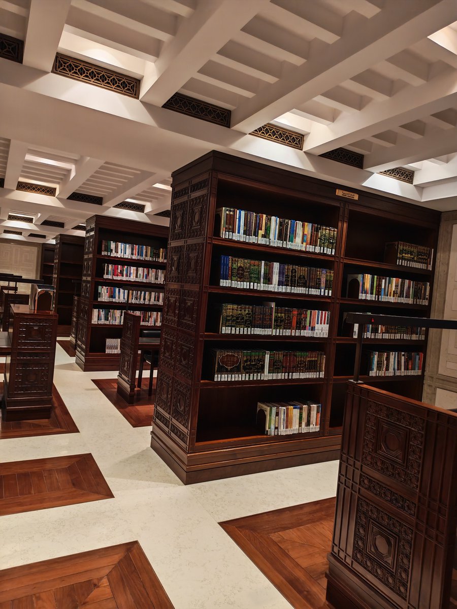 alsyfy_ly's tweet photo. من المكتبات الجميلة الرائعة التي تزخر بالموسوعات الضخمة والكتب القيمة من شتى المذاهب والمشارب والمكان الأنيق المرتب والاستقبال البهي مكتبة جامع الأمين ببوشر،تستحق الزيارة والمكوث فيها للباحثين والناهلين للمعرفة. https://t.co/2slUKKsJPK