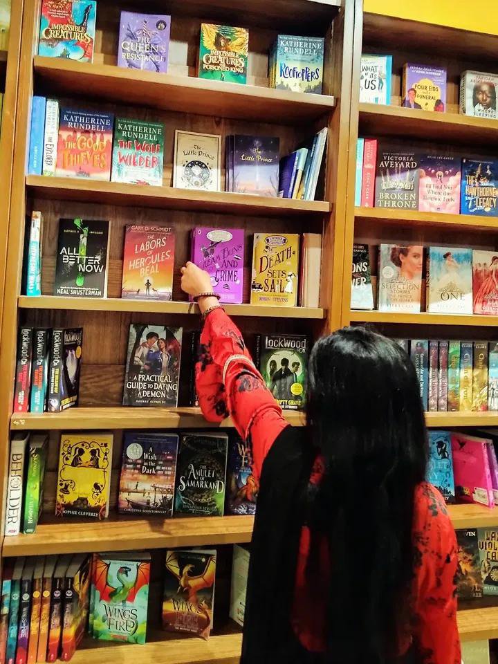 MeghBalika01's tweet photo. A soft place to disappear for a while. 🕊️📚
.
.
.
.
.
.
.
.
.
#foryoupage #library https://t.co/1BE3FO6scA