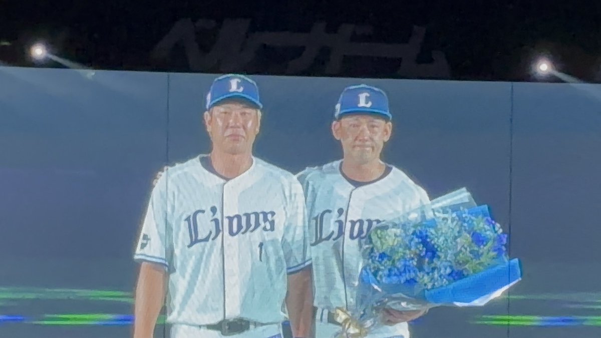 tama_sama's tweet photo. 試合中もセレモニーも泣きすぎて頭が痛かったのに全然実感がなくて、また来月の試合でも出るような気がするんだよねぇなんて帰り道で話していました。またすぐユニフォーム姿が見られると信じて…栗山さん、ひとまずお疲れ様でした！ https://t.co/Tbl65N6gpE