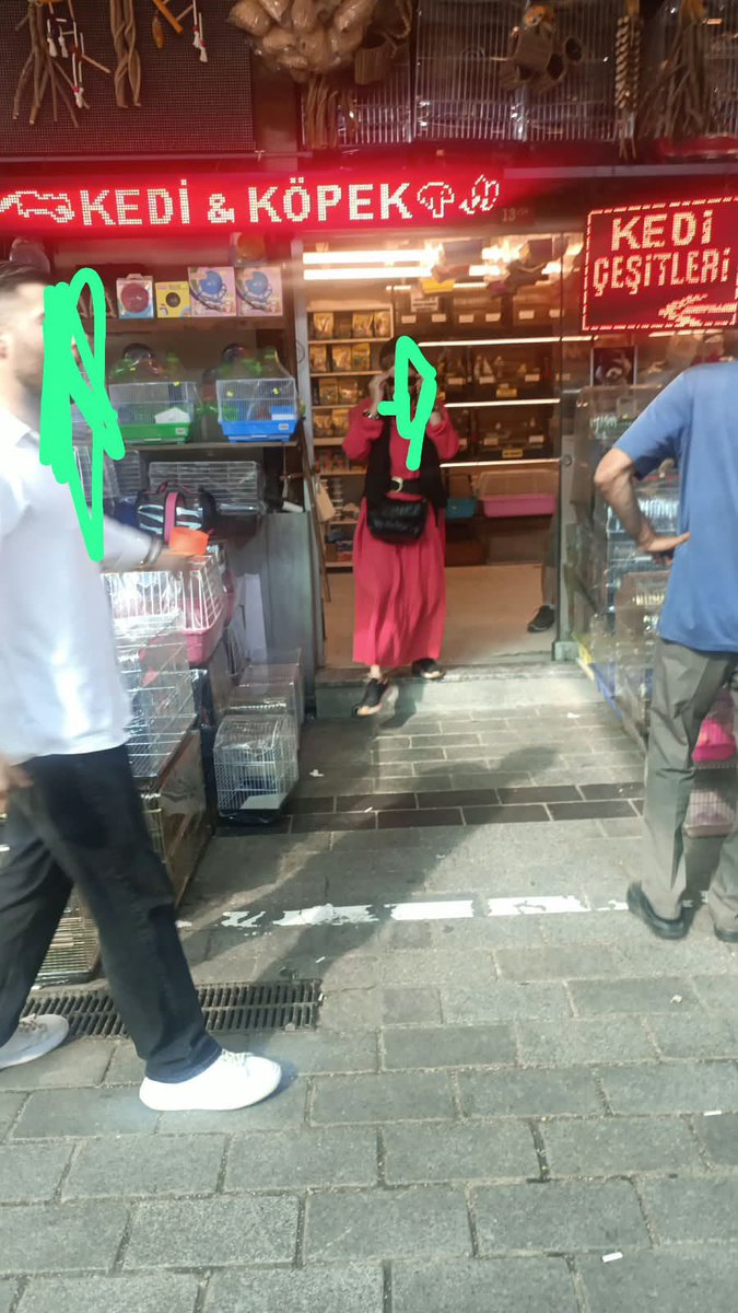 efaltayyy's tweet photo. İstamnul Fatih Eminönü'nde Ticarete konu edilen  hayvanların korunması ve işletme hakkında gerekli idari para cezasının uygulanması için yetkilileri göreve davet ediyorum.@TCTarim @EmniyetGM @dkmp @fatihbelediye @TC_istanbul https://t.co/pi7NKQqVi9
