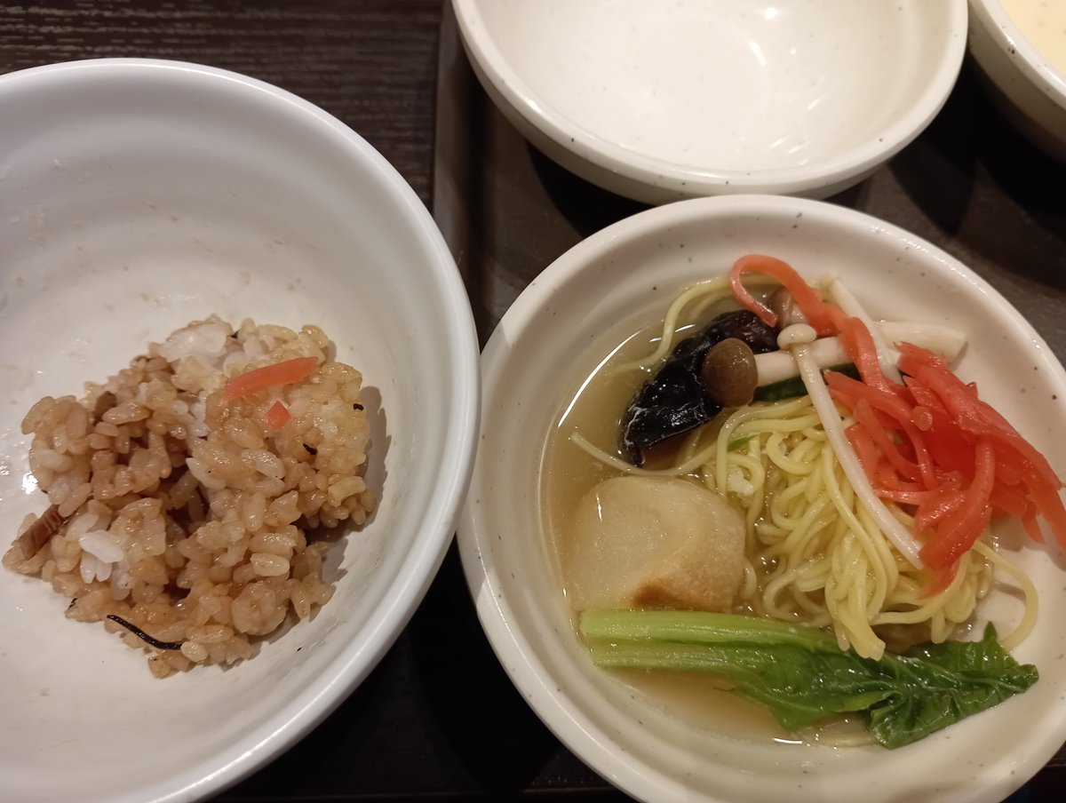 drinkbar_299's tweet photo. 一ヵ月寝込んでしまって台所にも立てなくて、しゃぶ葉さんで回復食です
沖縄そばの塩味が体に優しい
涙ほろり

#私のしゃぶ葉日記
#しゃぶ葉
#沖縄グルメフェア https://t.co/pQjSloKbQf