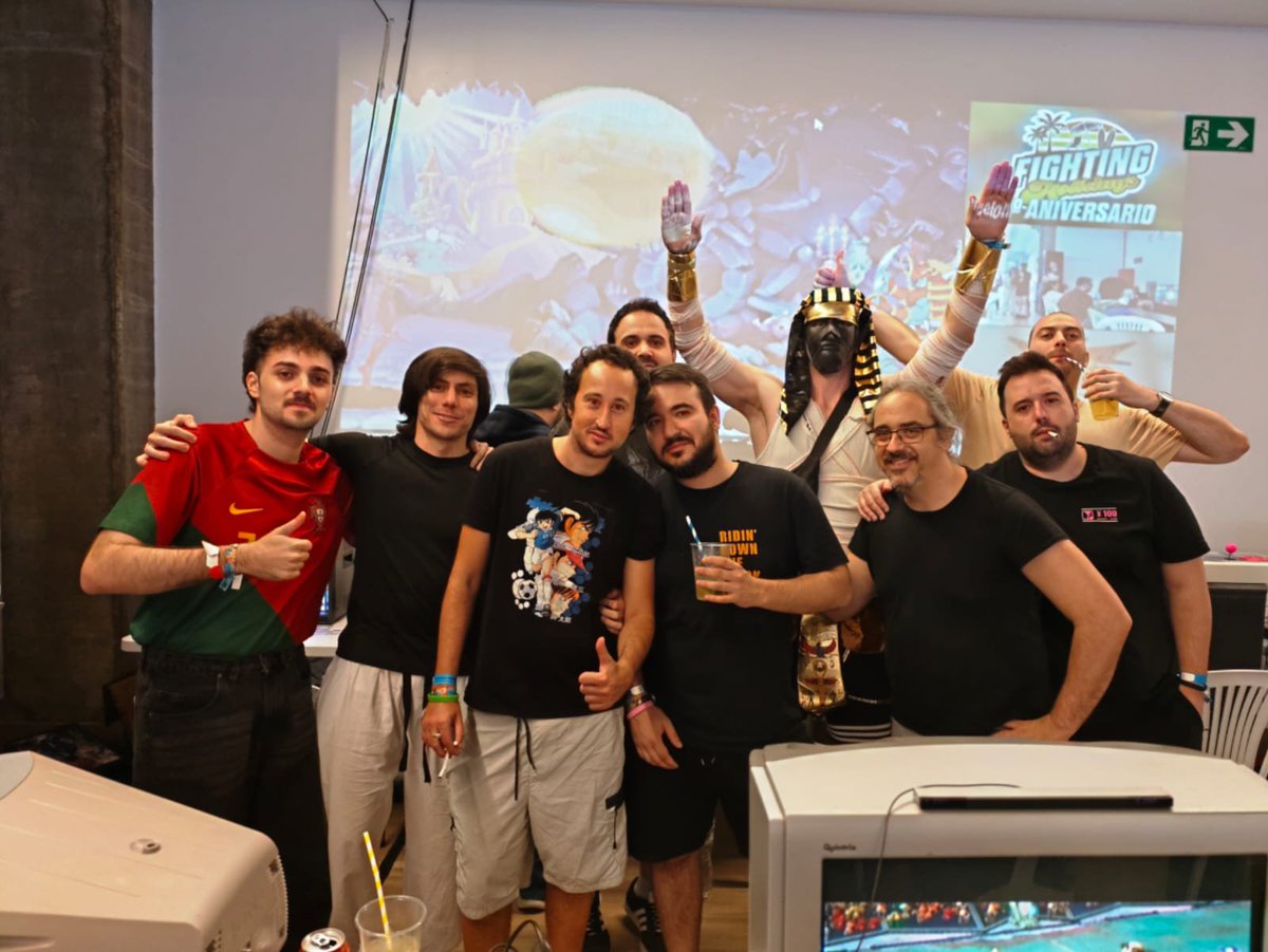 pepinozombi's tweet photo. Y así quedó anoche el top8 del torneo de comunidad de VSAV de las @FGCHolidays !
🥇Alexdito
🥈Ultrakupra
🥉Nemo
🥉Scarecrow 
🚬Tobs
🚬Mostoleswarrior
🚬Orihuela
🚬Blueken

Fueron 75 apuntados siendo el torneo de comunidad más grande! El año que viene repetimos mi gente 🗿 https://t.co/GLlD9slI9S