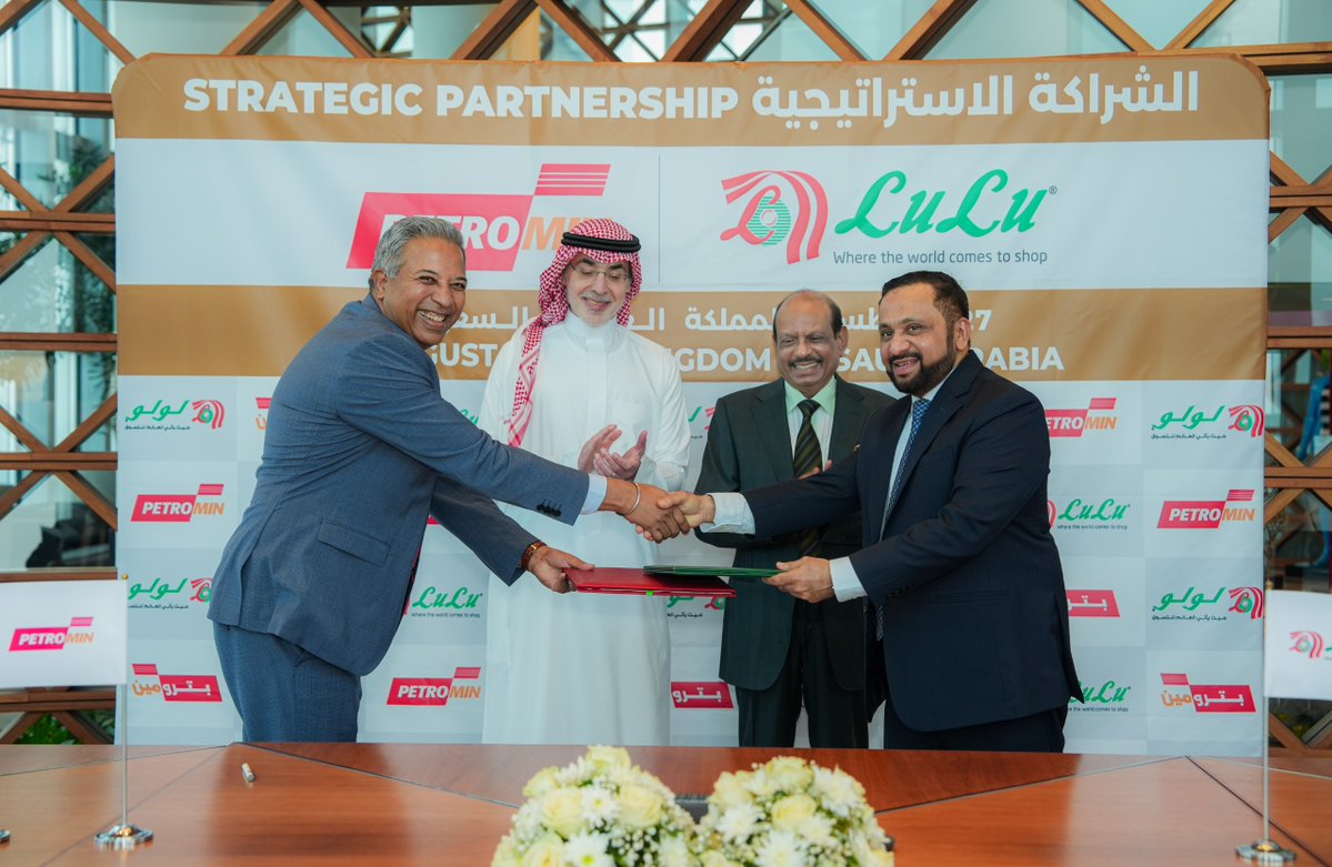 LuLuHyperSA's tweet photo. 🤝 شراكة جديدة. وطريقة جديدة للتسوق!

وقّعت لولو السعودية وبترومين إنرجي شراكة استراتيجية لتطوير 10 متاجر سويفت من لولو في مواقع بترومين إنرجي في مختلف أنحاء المملكة. 🇸🇦

ومع التخطيط لافتتاح 6 متاجر في جدة و4 متاجر في الرياض، ستسهم هذه الشراكة في توفير تجربة تسوق سريعة وسلسة ومريحة بالقرب من سائقي المركبات والمجتمعات في مختلف أنحاء المملكة. 🛍️⛽

معًا، نجعل التسوق اليومي أسهل وأسرع من أي وقت مضى مع سويفت! 💚

#سويفت_من_لولو #لولو_السعودية #بترومين_إنرجي #شراكة_استراتيجية #التجزئة_المريحة #السعوديه_العظمى 

🤝 A New Partnership. A New Way to SWFT!

LuLu Saudi Arabia and Petromin Energy have signed a strategic partnership to develop 10 SWFT by LuLu convenience stores across the Kingdom. 🇸🇦

With 6 stores planned in Jeddah and 4 in Riyadh, the partnership will bring convenient, fast, and seamless shopping closer to motorists and communities.

Together, we’re making everyday convenience SWFTer than ever! 💚

#SWFTbyLuLu #LuLuSaudi #PetrominEnergy #StrategicPartnership #ConvenienceRetail #SaudiArabia

@MohamedHaris_PV