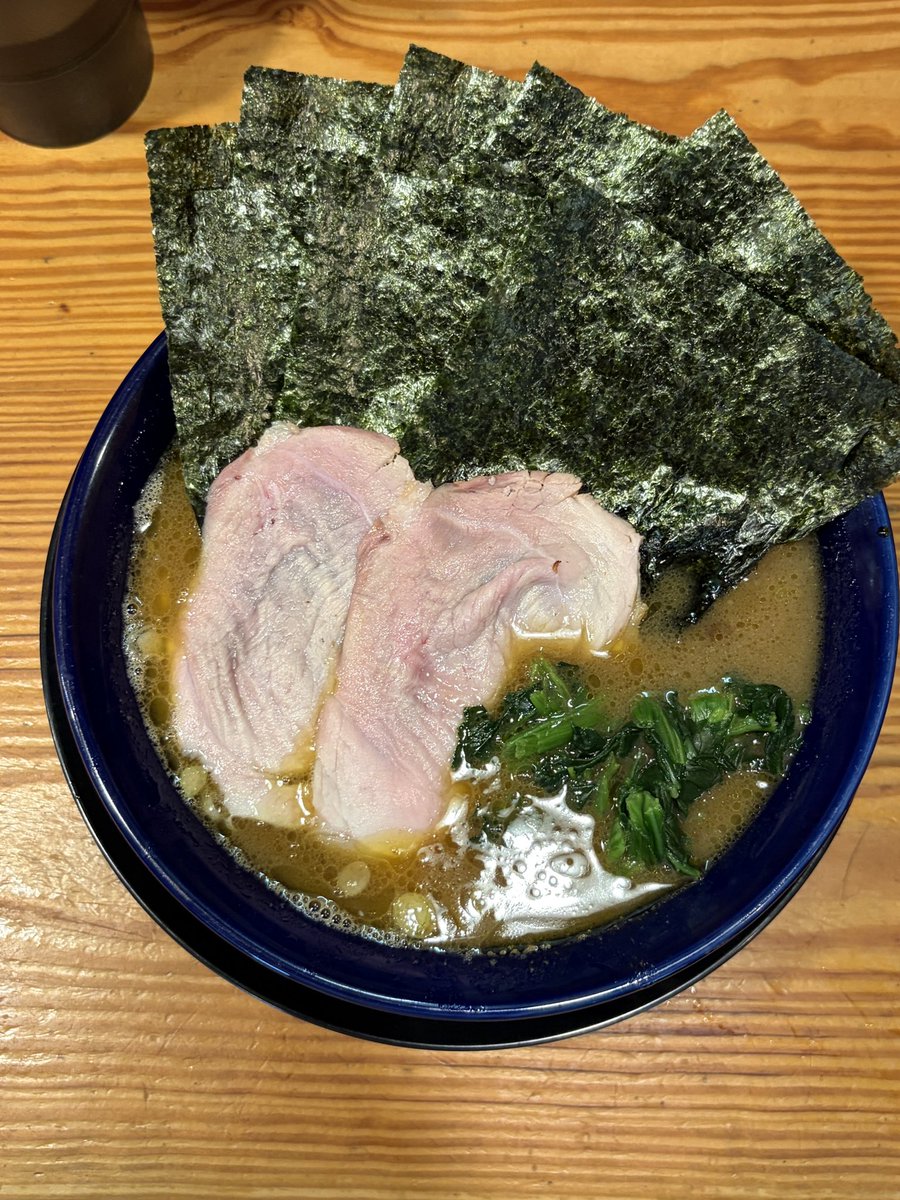 YASETABE1's tweet photo. ▼横浜家系ラーメン 伯耆家
鳥取で食べられる本流家系。とらきち家直伝。ゼラチン感の強い濃厚なスープ。動物系の風味が入り、中盤は豚骨を炊いた重厚感と乳化感が膨らむ。後味は鶏の甘旨味が残り、塩味も感じながら丸い着地。重層感よりは、豚骨の厚みと鶏の丸さが印象的でした。ご馳走様でした！ https://t.co/FmJIGgaAgh